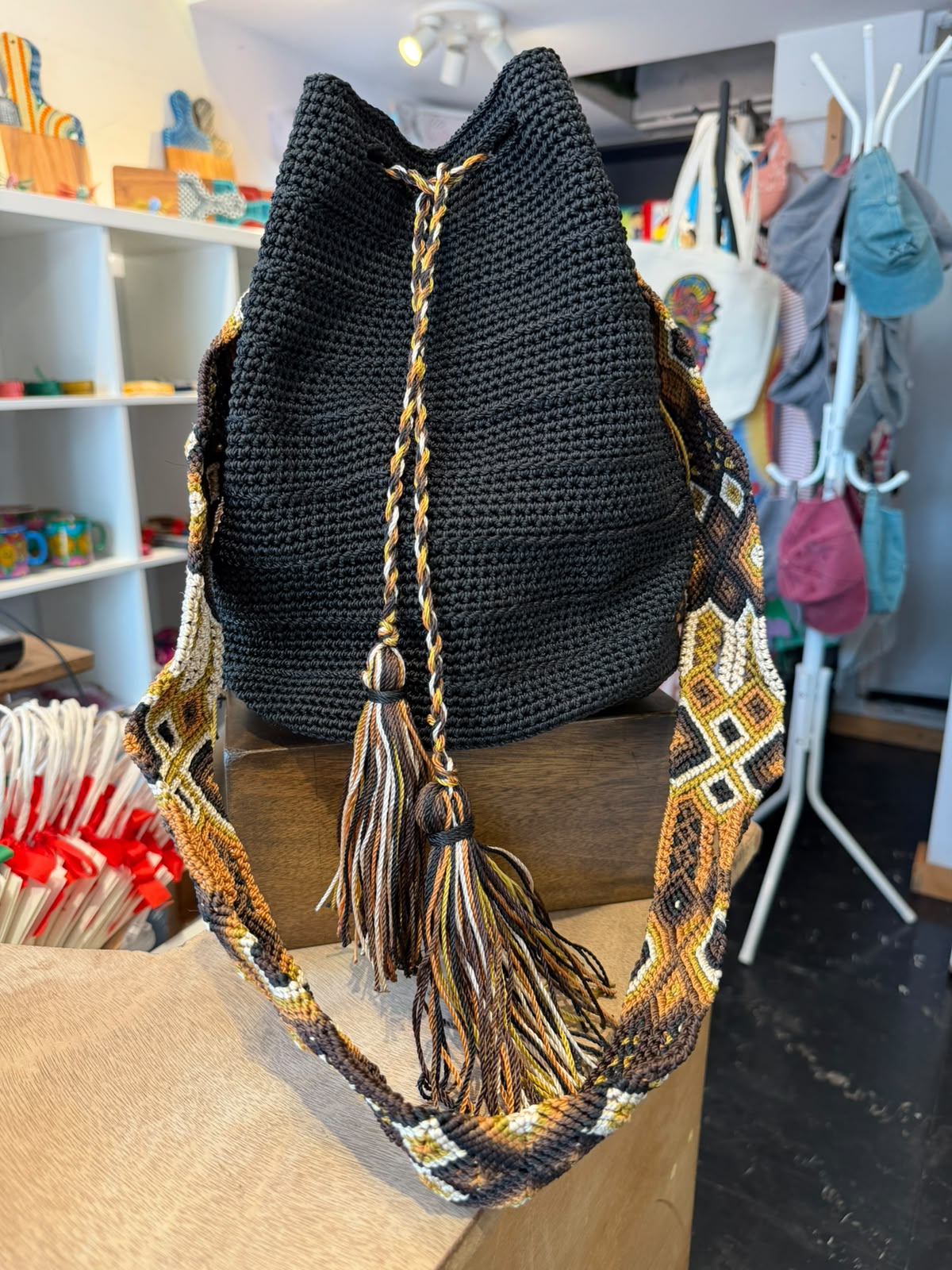 Bolsa Wayuu tejida · Tipo costal · color negro