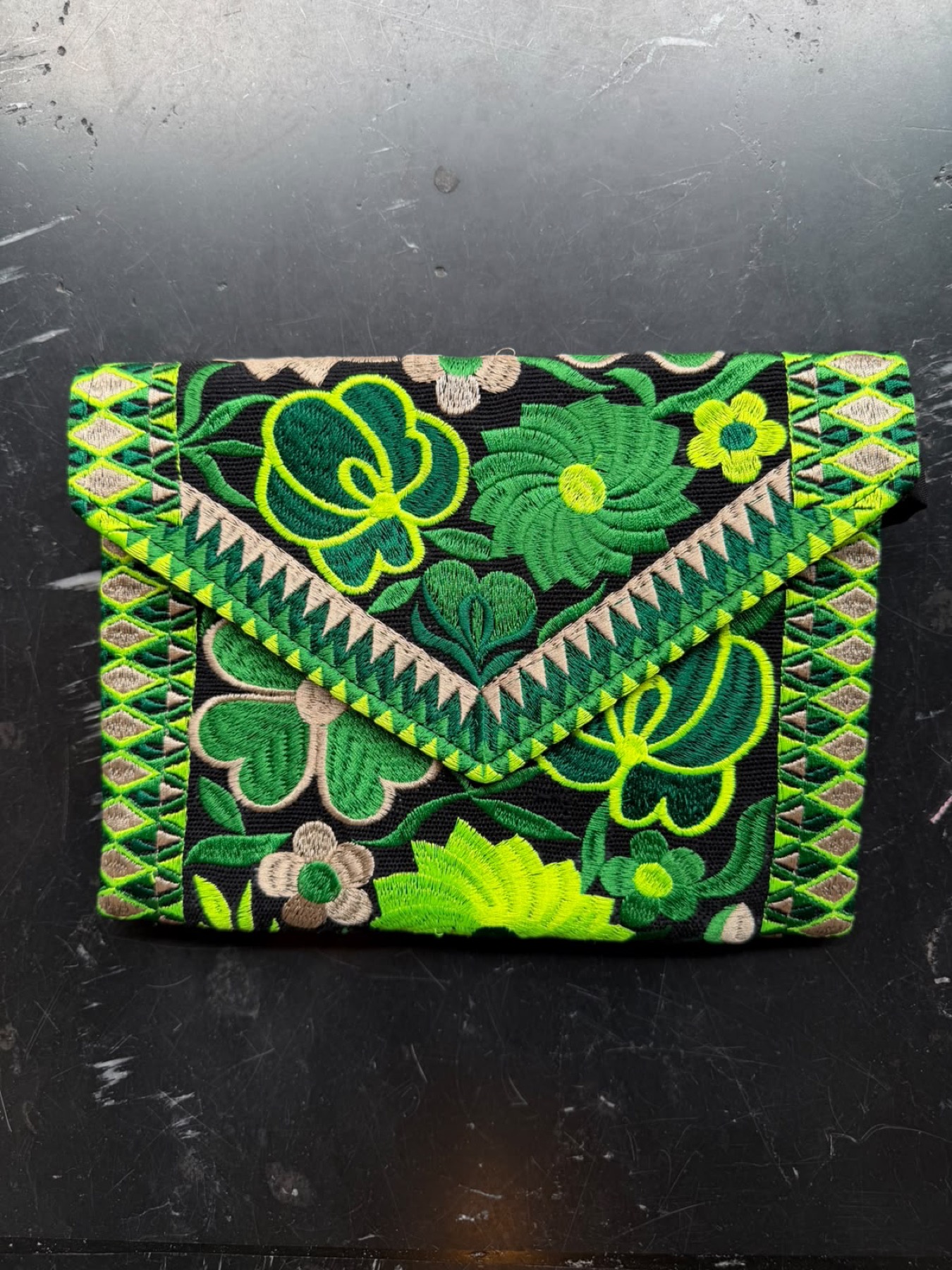 Bolsa cartera Yucatán bordada · Color y bordado según foto