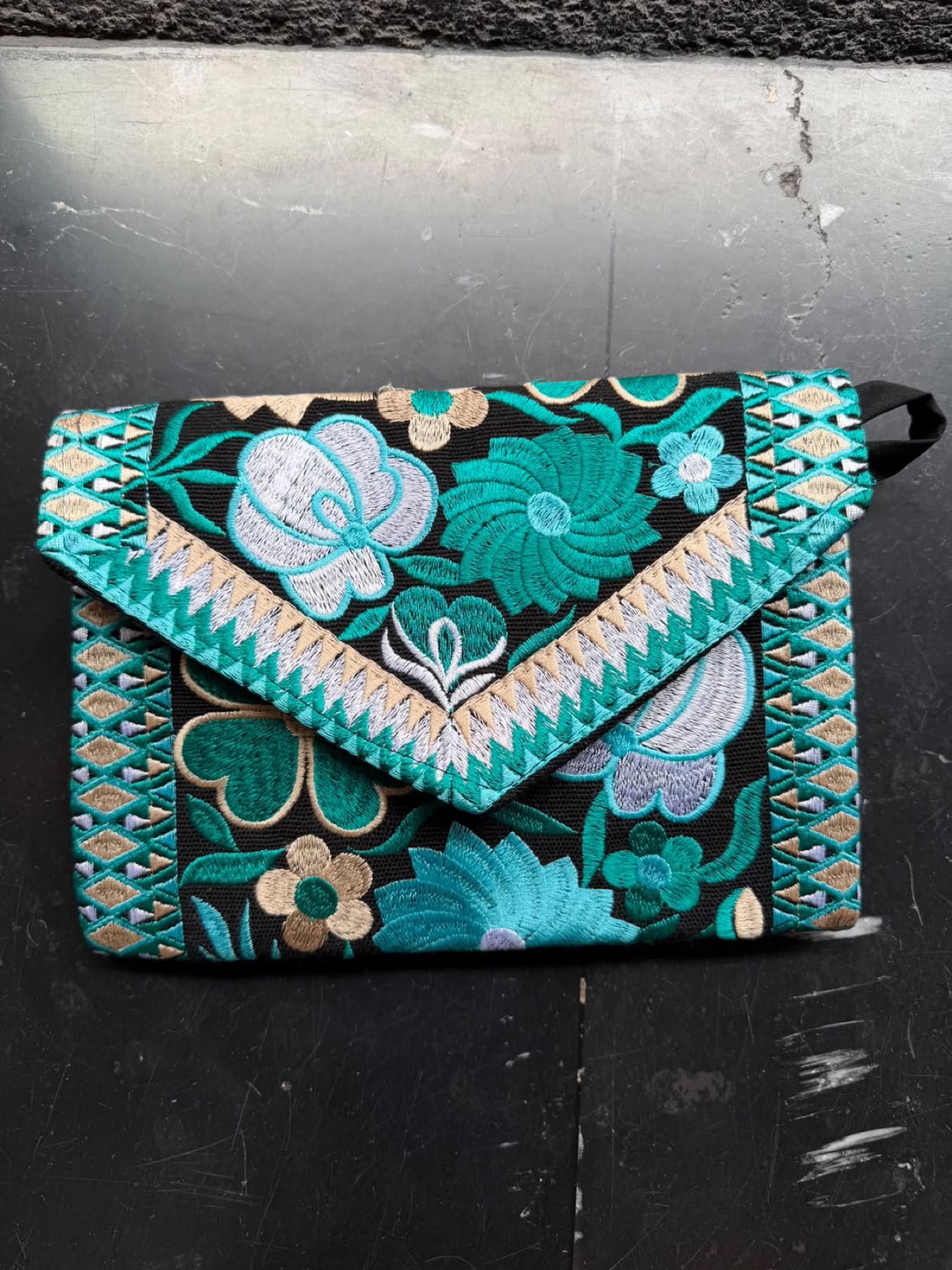 Bolsa cartera Yucatán bordada · Color y bordado según foto