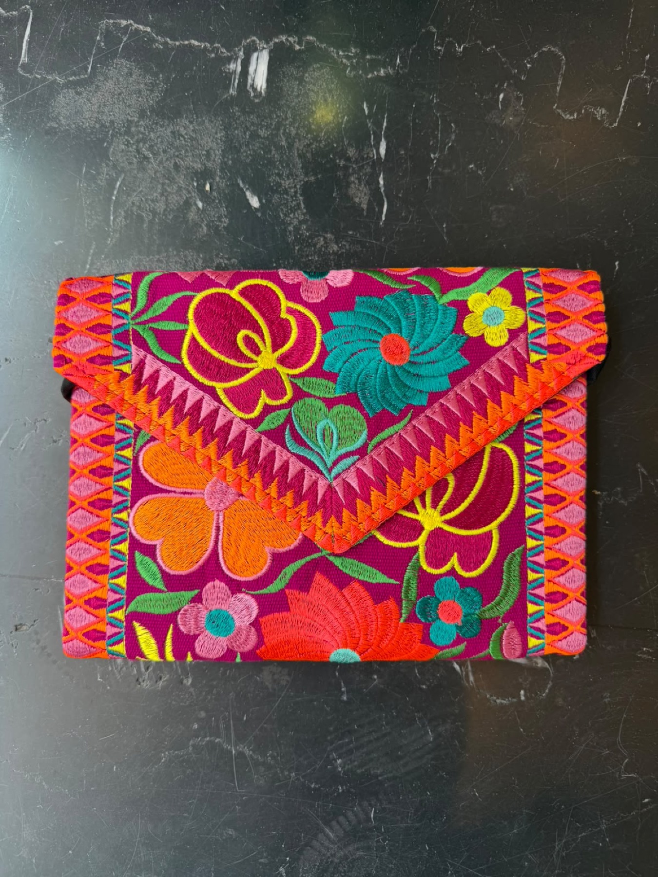Bolsa cartera Yucatán bordada · Color y bordado según foto