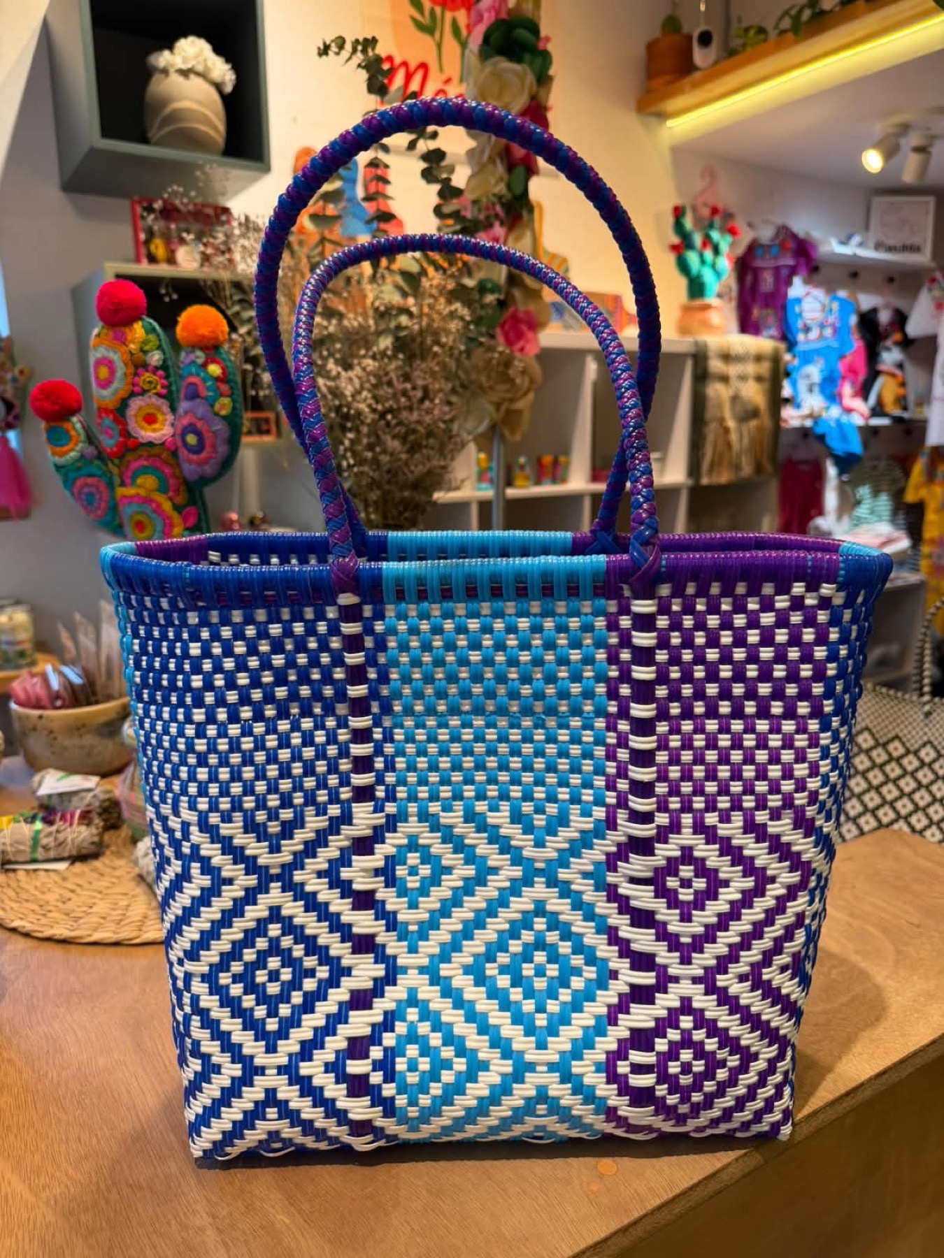 Bolsa de canastería · 37 cms ancho · 27 cms de largo · los colores pueden variar