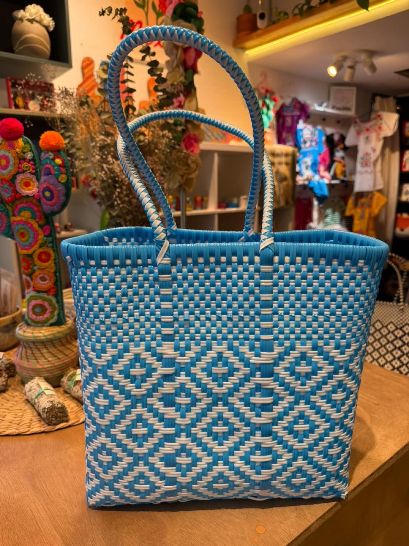 Bolsa de canastería · 37 cms ancho · 27 cms de largo · los colores pueden variar