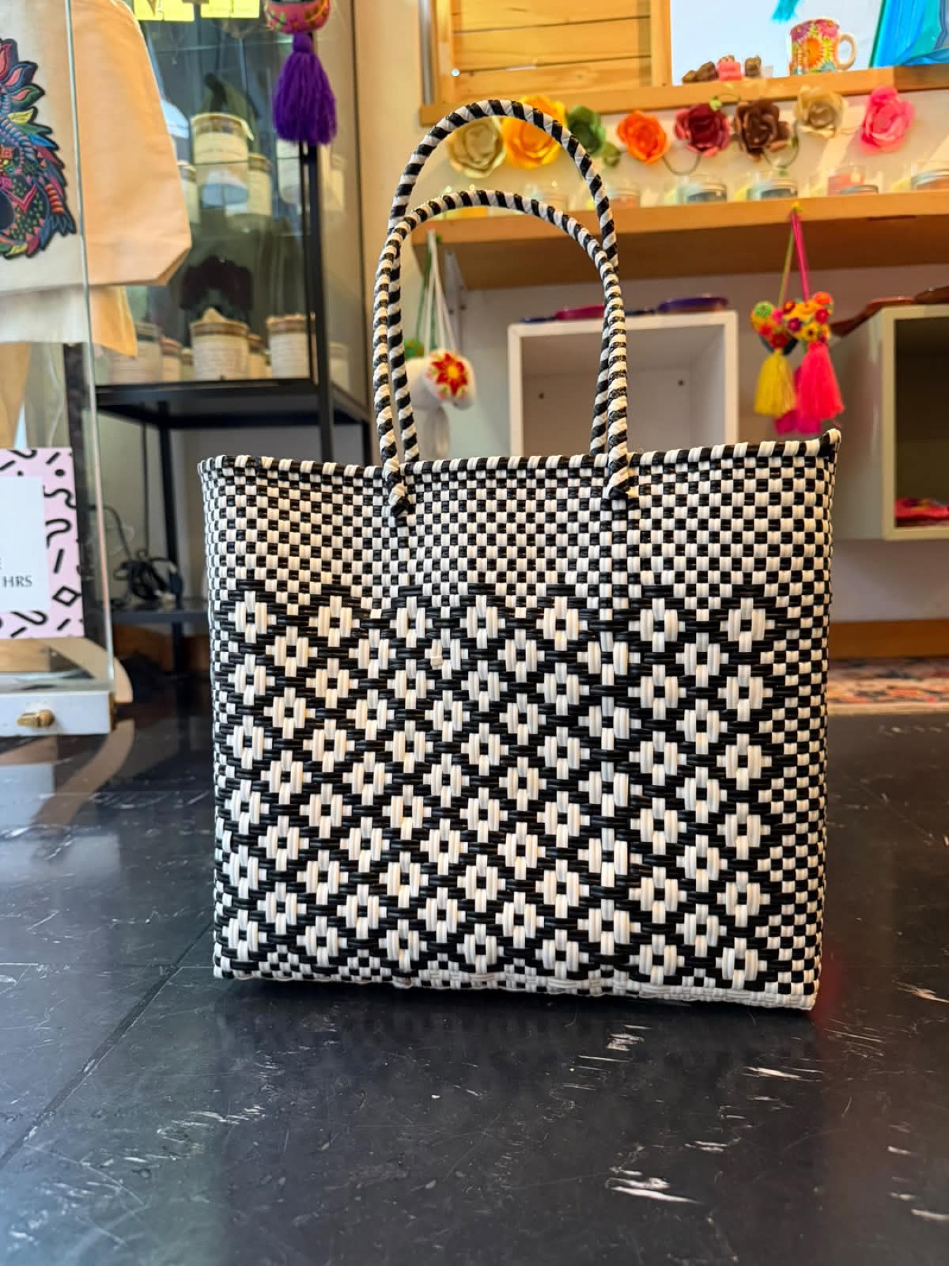 Bolsa de canastería · 37 cms ancho · 27 cms de largo · los colores pueden variar