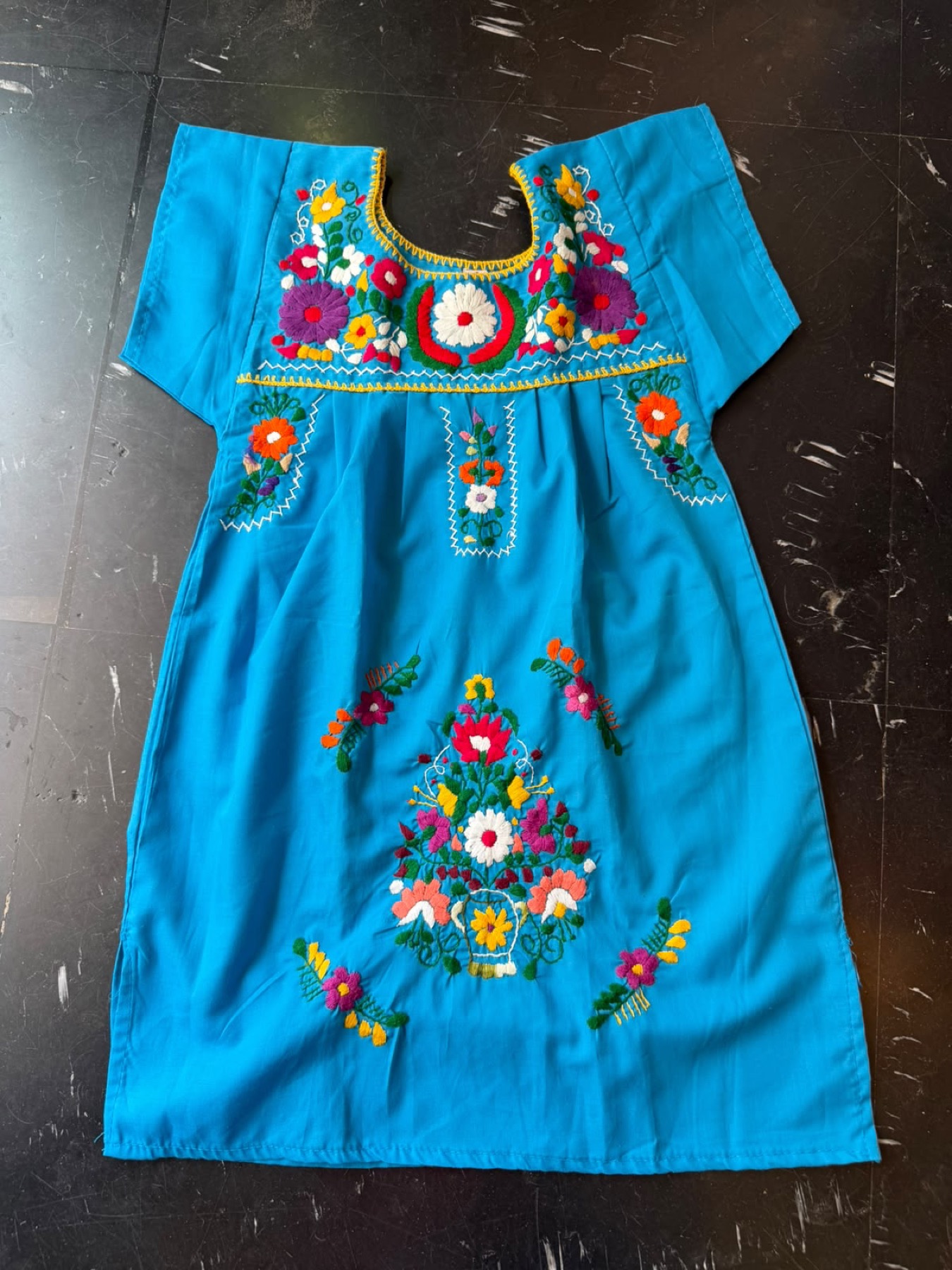 Vestido niña bordado · Tallas disponibles: 1, 2, 3, 4, 6, 8, 10 y 12 · Color: según foto